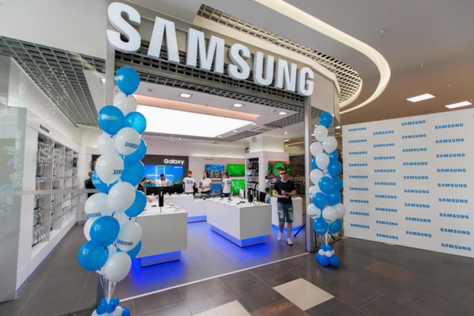 Озон интернет магазин самсунг. Самсунг магазин. Фирменные магазины Samsung. Фирменный магазин самсунг в Хабаровске. Фирменный салон магазин самсунг.