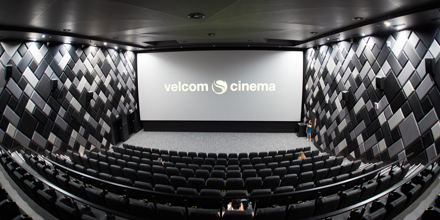 Сильвер молл кинотеатр. Silver Screen Dana Mall. Silver Screen Dana Mall VIP зал. Voka Cinema Silver Screen в Dana Mall. Сильвер Молл кинотеатр зал премьер.