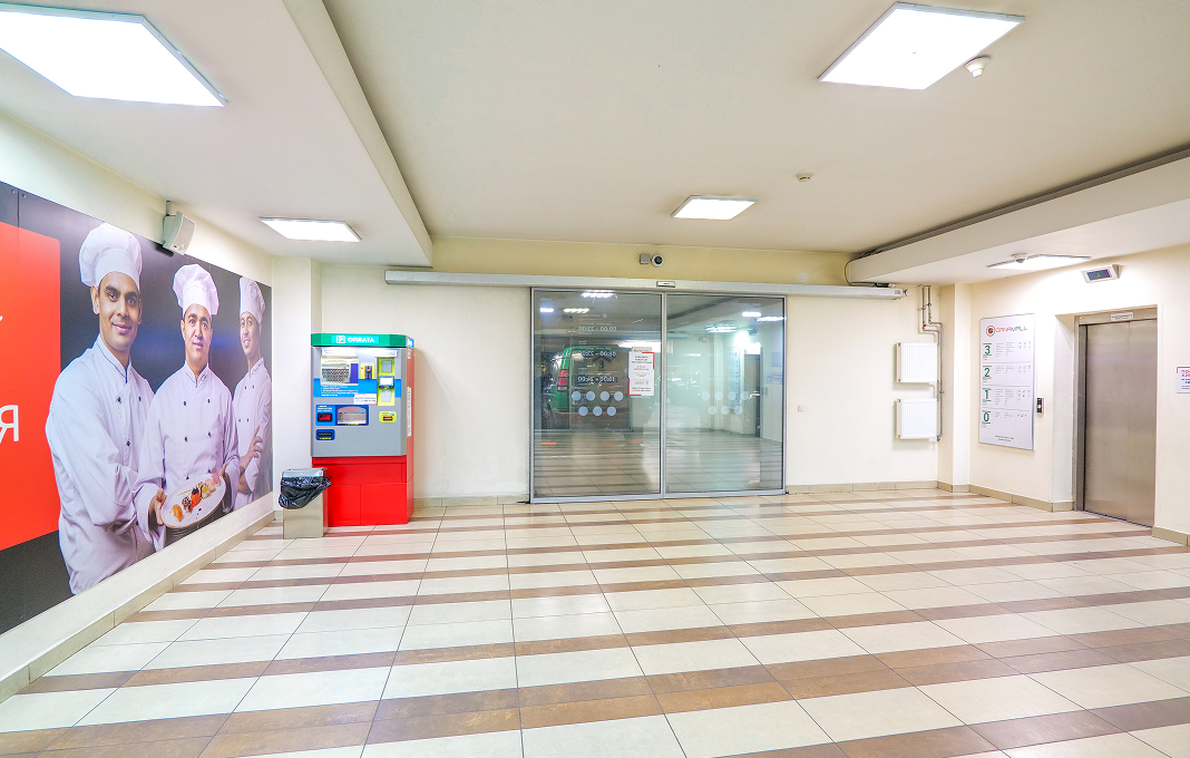 Парковка с жёлтыми колоннами