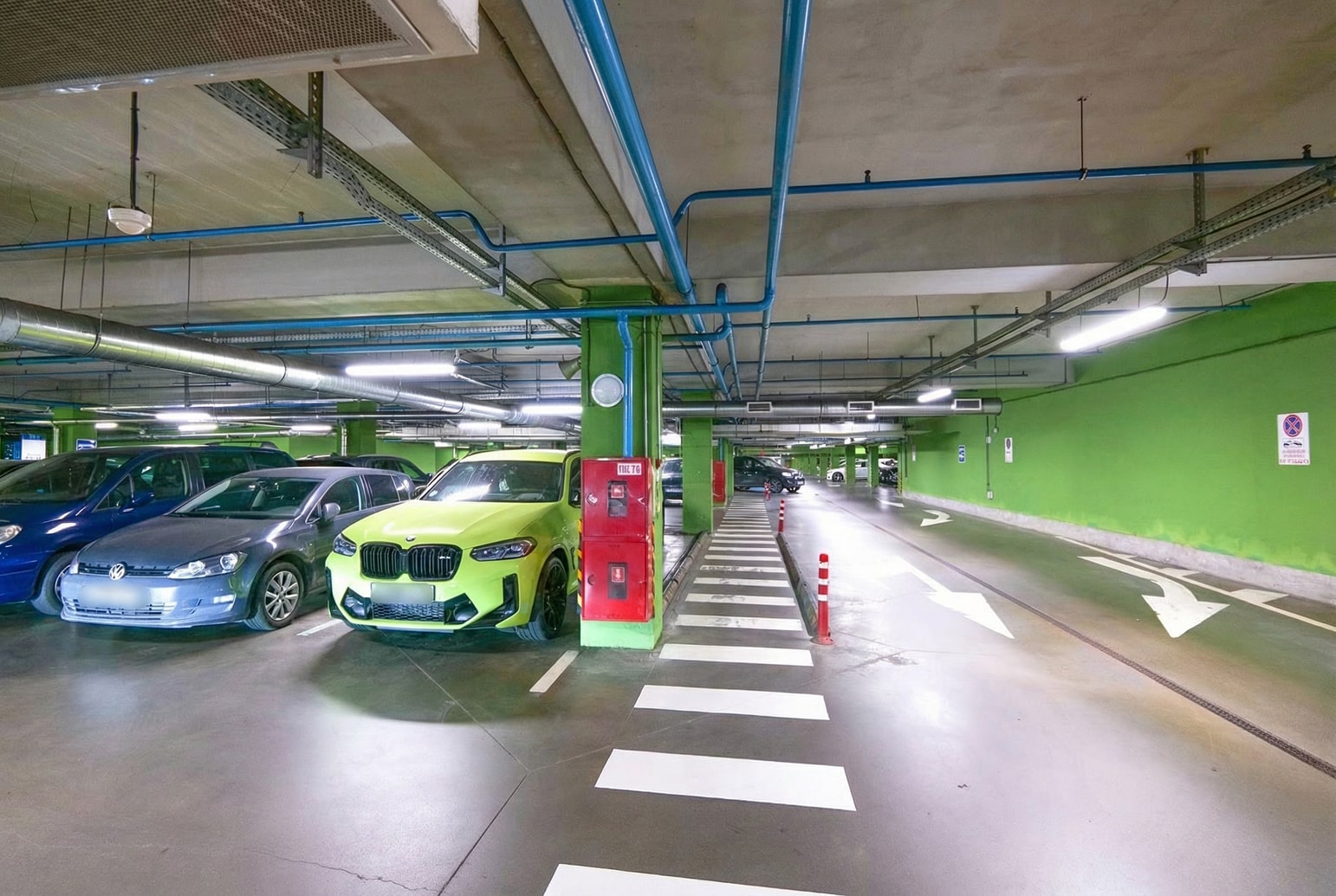 Парковка с жёлтыми колоннами