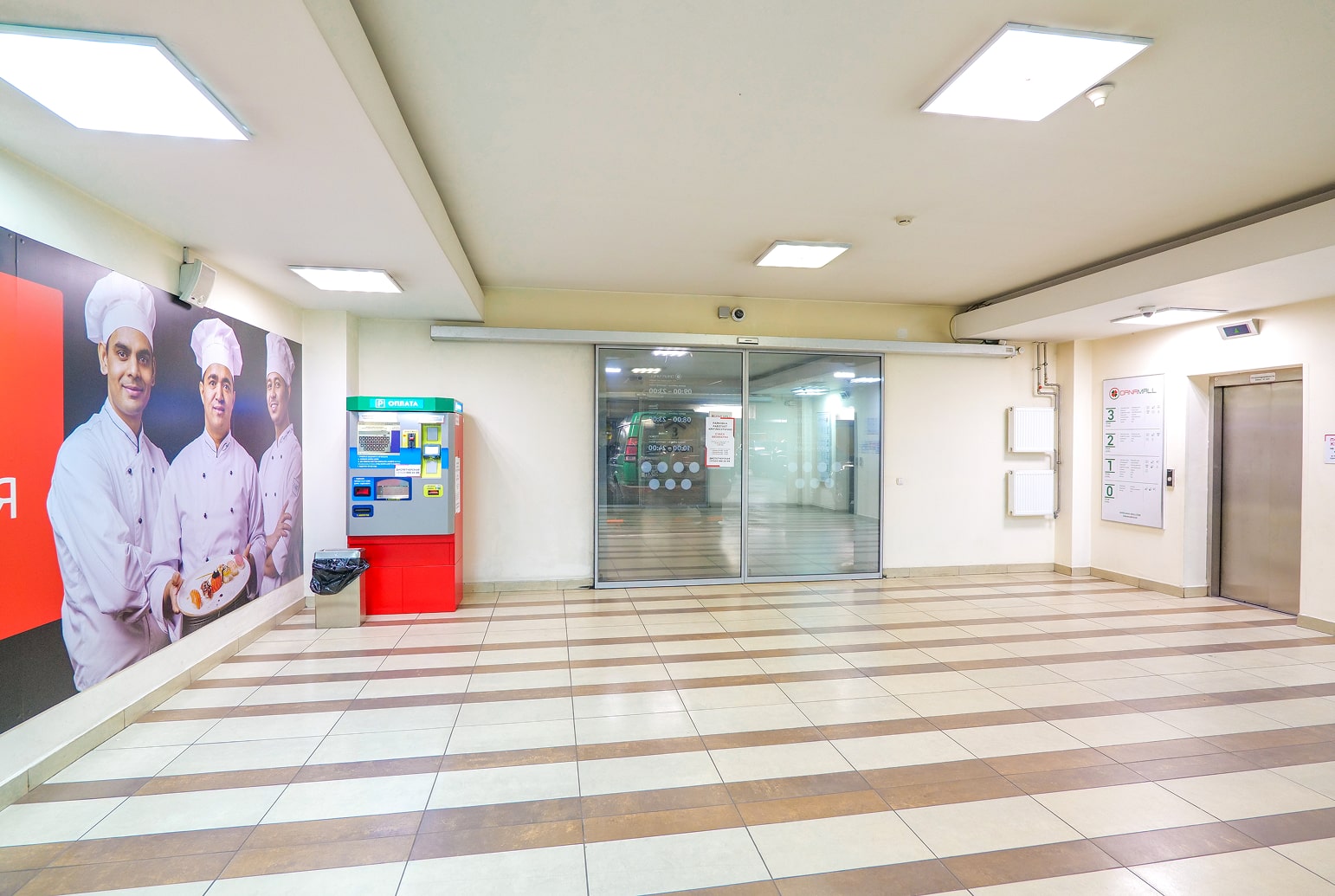 Парковка с жёлтыми колоннами