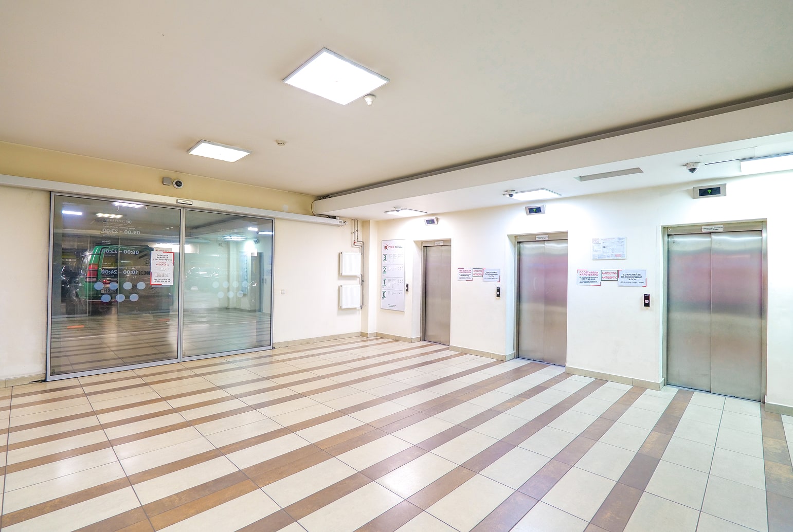 Парковка с жёлтыми колоннами